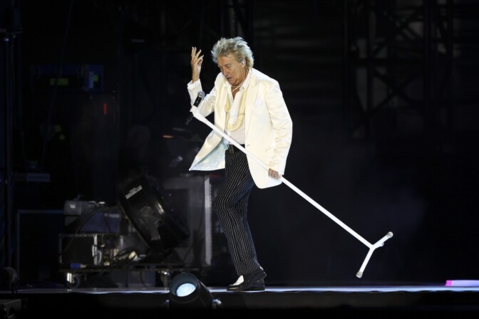 Hiljattain keikallaan miltei pyörtynyt Rod Stewart joutui siirtämään keikkaansa ”lääketieteellisen toimenpiteen” takia