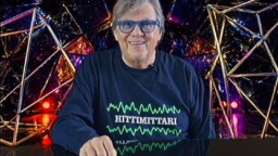 Ensinäyttö: RSS tuo nostalgisen tuulahduksen 80-luvulta – Mikko Alatalo mukana Hittimittarille kumartavalla Kruunu-videolla