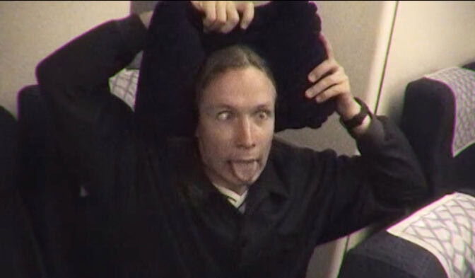Infinite-albumia muisteleva Stratovarius vie katsojat hurlumhei-vuoteen 2000 – uusi video herättää nostalgisia säväreitä