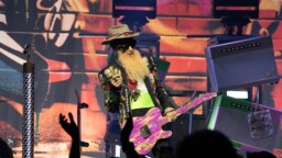 ZZ Top palasi tien päälle – Billy Gibbons puhutti yleisöä ensimmäistä kertaa Frank Beardin kuoleman jälkeen