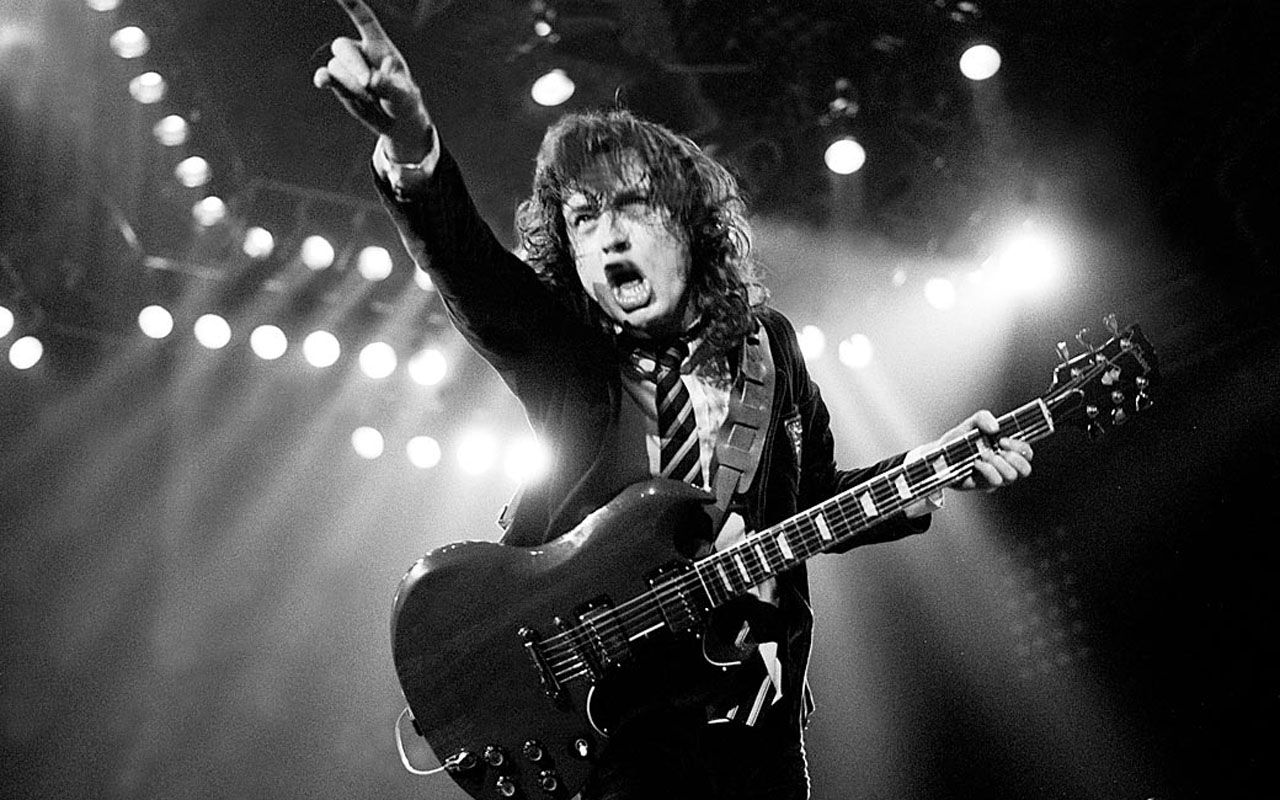 angus_young_of_acdc_points_to_audience_wallpaper__1280x800 - Soundi.fi