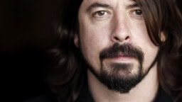 Dave Grohl yllätti Coachellassa – Foo Fighters -hitit kajahtivat ilmoille hyvin poikkeavalla säestyksellä