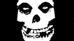 Millaista jälkeä syntyy, kun Avenged Sevenfold tarttuu Misfitsin tuotantoon? Senhän kuulemme tästä